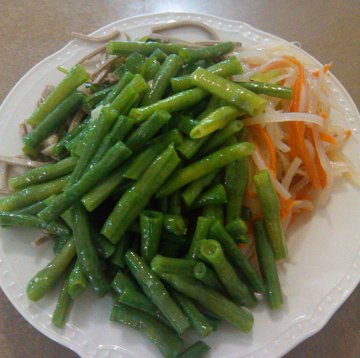 是新开的一家快餐店 店里装修比较简单,主要是经营各式快餐 有小凉菜